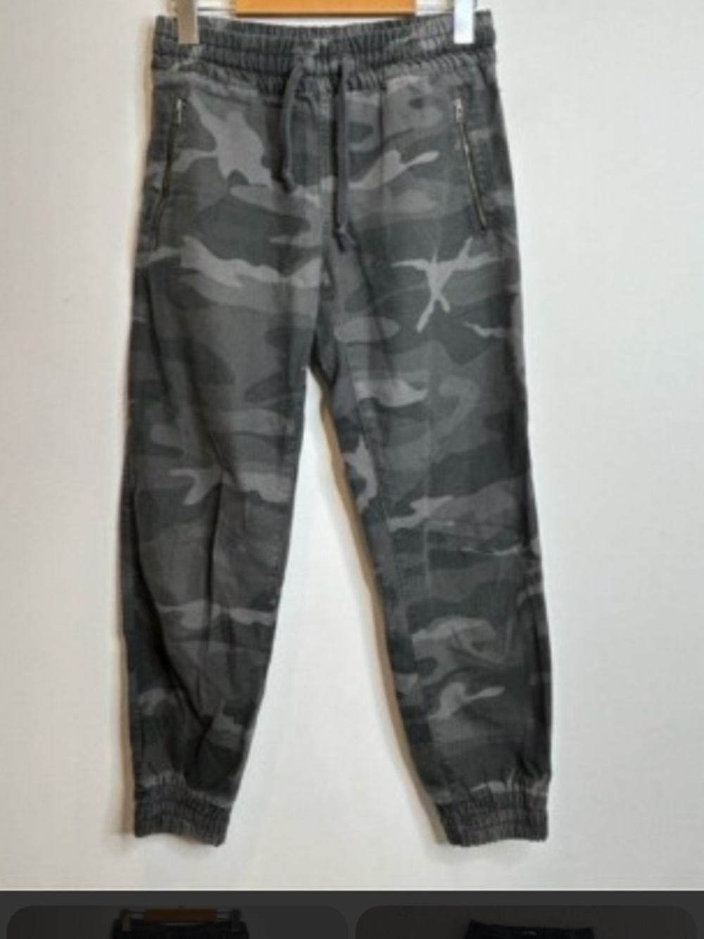 Aritzia TNA Alix Camo Jogger Pants in Dark Eclipse Grey Camouflage